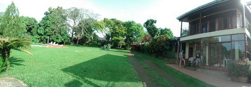 Hostel Y Posada Colibri Puerto Iguazú Esterno foto
